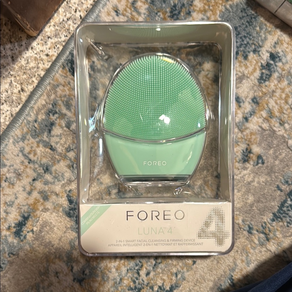 Foreo Luna 4 Mint Green Facial Cleansing Device